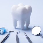 לחייך מחדש: כל מה שצריך לדעת על יישור שיניים וציפוי שיניים