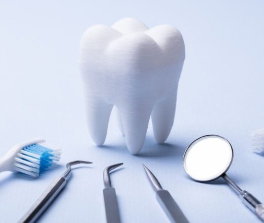 לחייך מחדש: כל מה שצריך לדעת על יישור שיניים וציפוי שיניים