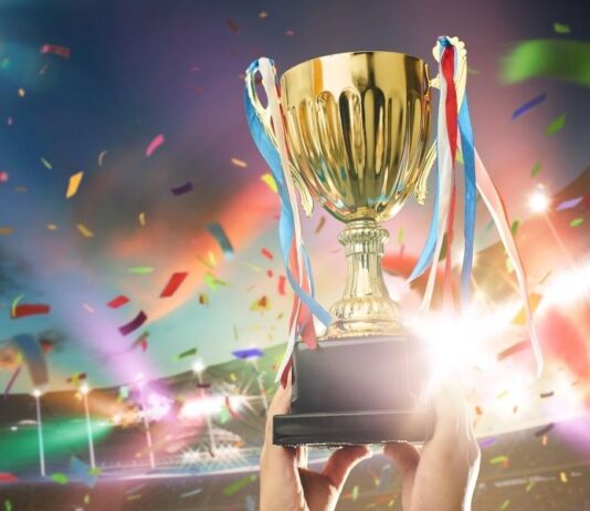 חוויית כדורגל עולמית: כרטיסים לליגת האלופות ומונדיאל 26